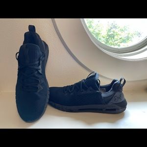Under Armour, HOVR, triple black!
